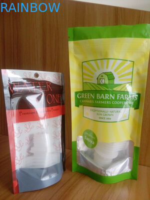 الوقوف في حاوية بلاستيكية مليئة مع بذور القنب / نوني حقائب مع سحاب