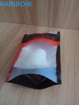 الوقوف في حاوية بلاستيكية مليئة مع بذور القنب / نوني حقائب مع سحاب