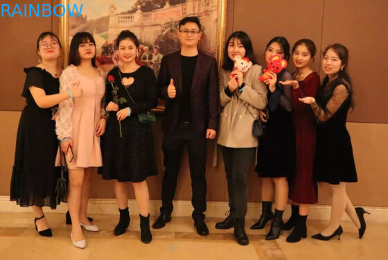 خاص على شكل طباعة شعار الغذاء الصف عصير الحليب هلام السائل الوقوف زجاجة شكل أكياس