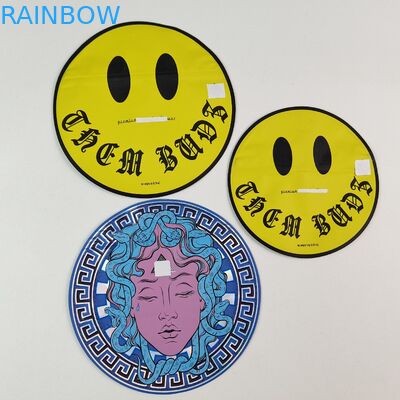 حقائب مايلر غير منتظمة 3.5g 7g مع سحب داخلي طباعة ورق الألومنيوم عديم الرائحة حقيبة بلاستيكية قابلة للأكل