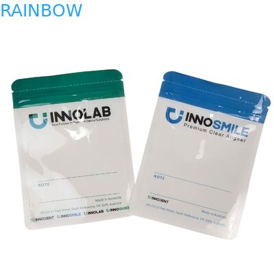 حقيبة بسحاب بيضاء قابلة للتخصيص لمُقوّمات الأسنان الشفافة، جانب واحد شفاف مع إغلاق حراري ومحاذاة الشعار