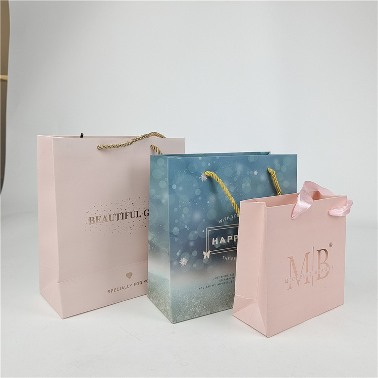 أحدث ما يصل إلى 10 ألوان مقبولة متوفرة طباعة رقمية مخصصة شعار مطبوع حقيبة ورق التسوق