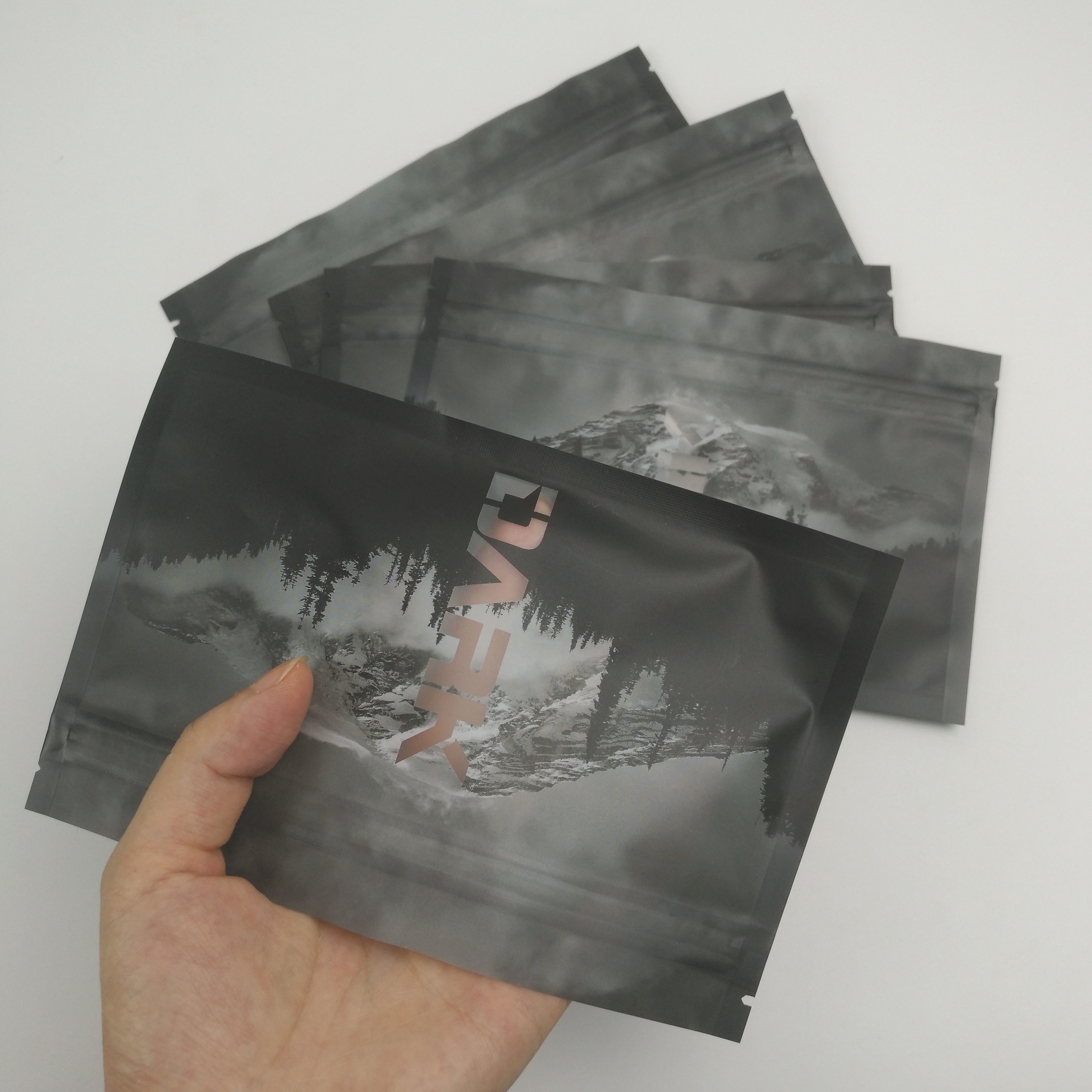 نافذة أمامية وخلفية شفافة مقاومة للحرارة ومضادة للرائحة قابلة للإغلاق بسحاب قفل التعبئة والتغليف مايلر لتخزين المواد الغذائية بثلاثة جوانب من Doypack